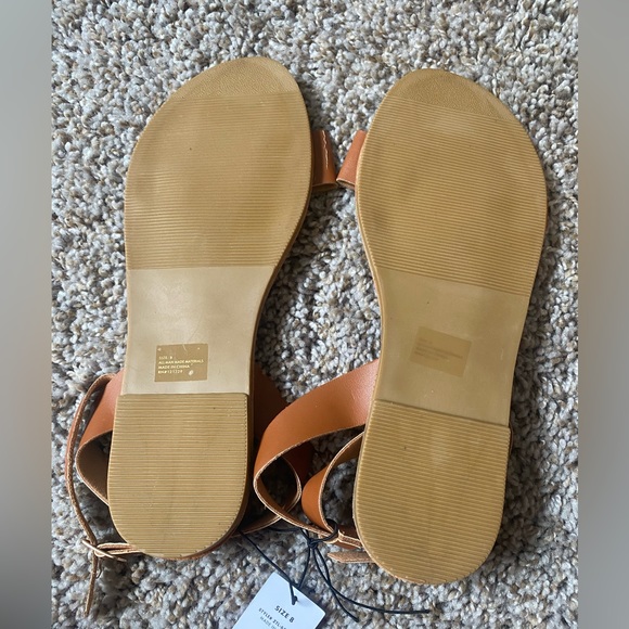 Women’s sandals; new with tags, size 8 - Picture 4 of 4
